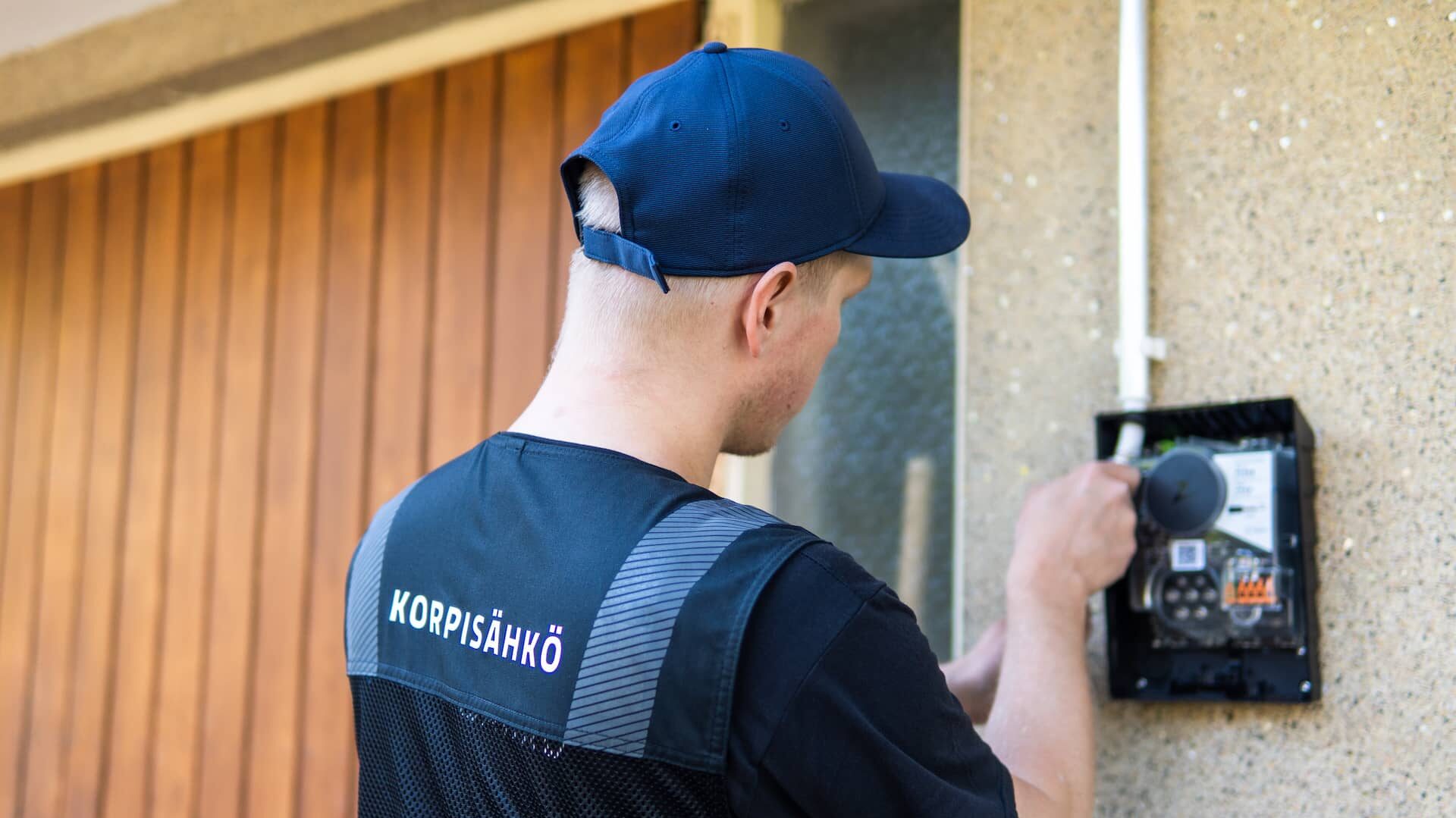 Miten taloyhtiöön asennetaan sähköauton latausasema?