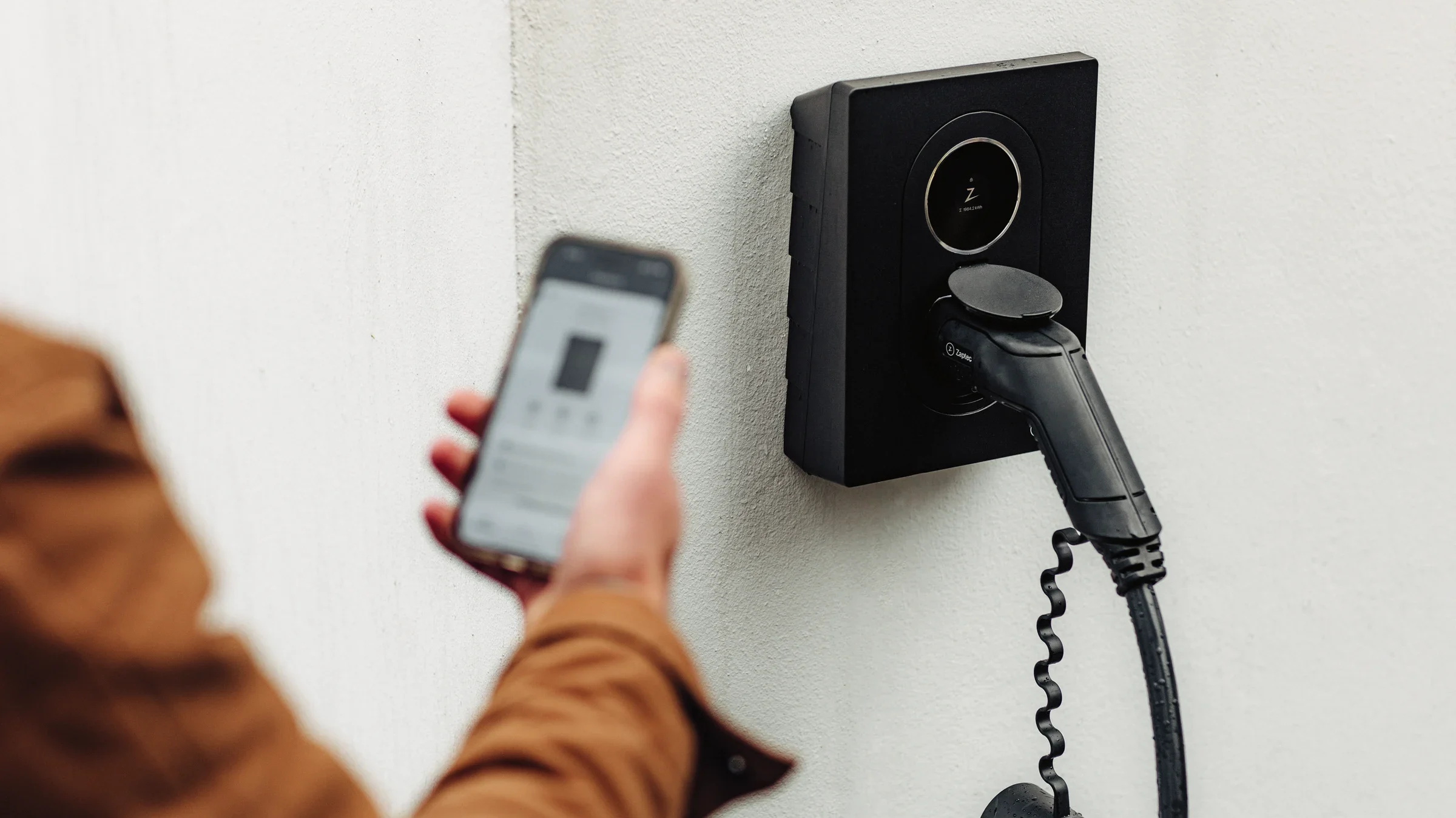 Sähköauton lataus kotona: Mikä on paras ja turvallisin tapa?