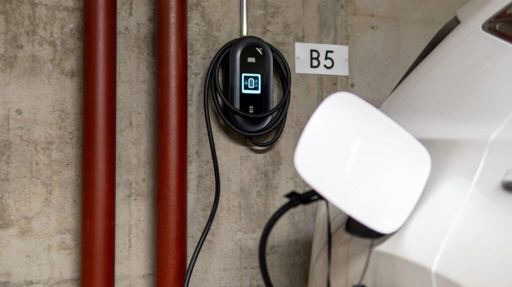 Sähköauton latausasema taloyhtiöön - Opas hankintaan