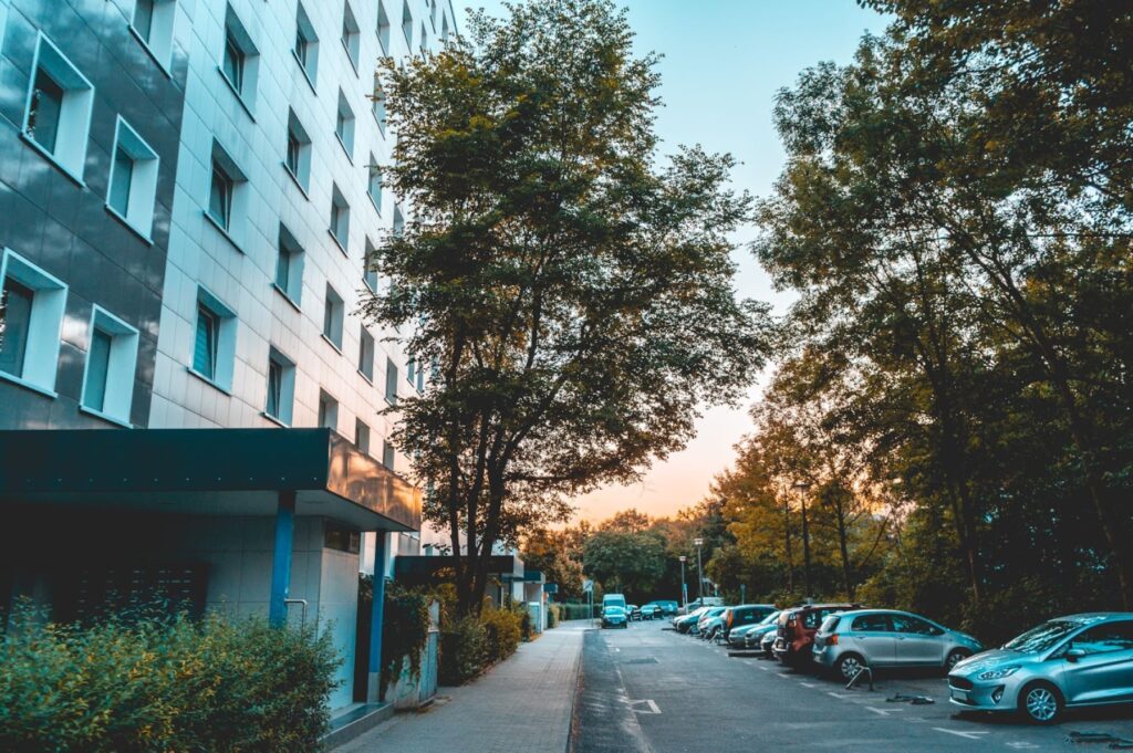 Sähköauton lataus taloyhtiön pihassa